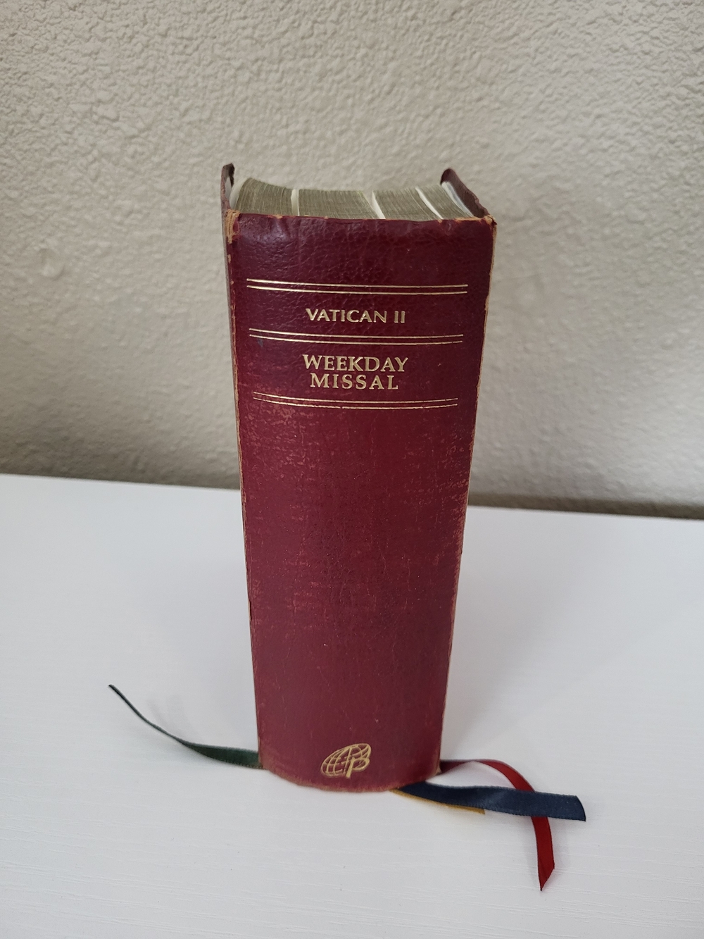 Vatican II Weekday Missal - Burgundy with Gold Stamping - Picture 2 of 7